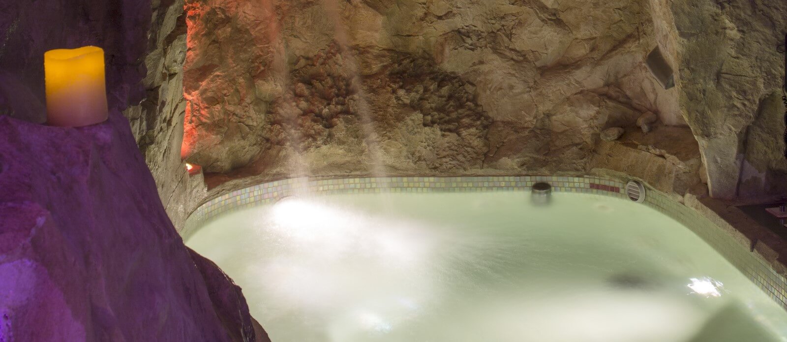 Motel K Wellness Suite Grotta Verde Motel K Wellness Suite Grotta Verde vista sulla mini piscina con idromassaggio e cascata, cromoterapia, servizio candele in suite camera a tema grotta verde di marina di andrano